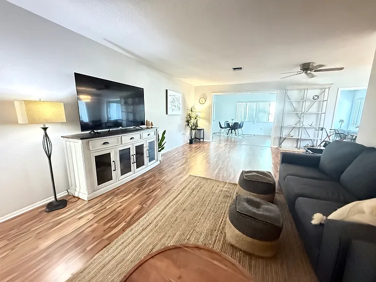 709 Hickory Ln — Photo 3