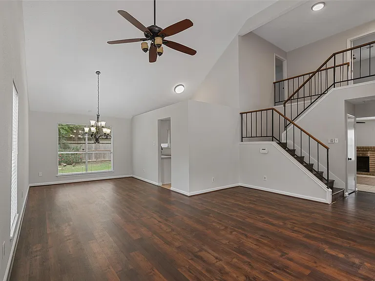 4807 Shadowdale Dr — Photo 2