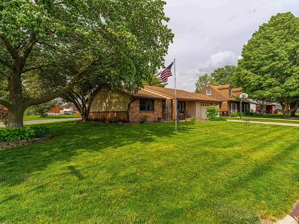 102 Heritage Ave, Lincoln, IL 62656