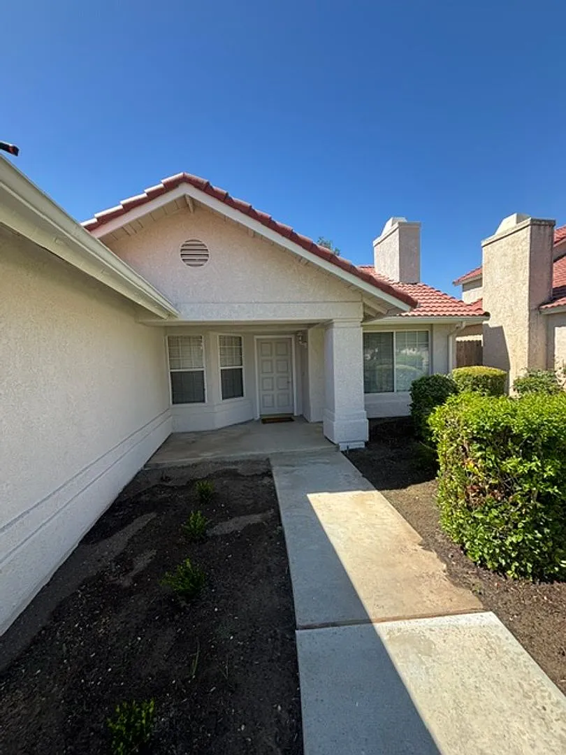 Clean 3 Bedroom / 2 Bathroom home near Stockdale High School, Recently Renovated! — Photo 3