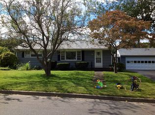 8 Oak Rd, Waterford, CT 06385