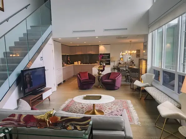 1675 Lions Gate Ln #5, North Vancouver, BC V7P 0E3