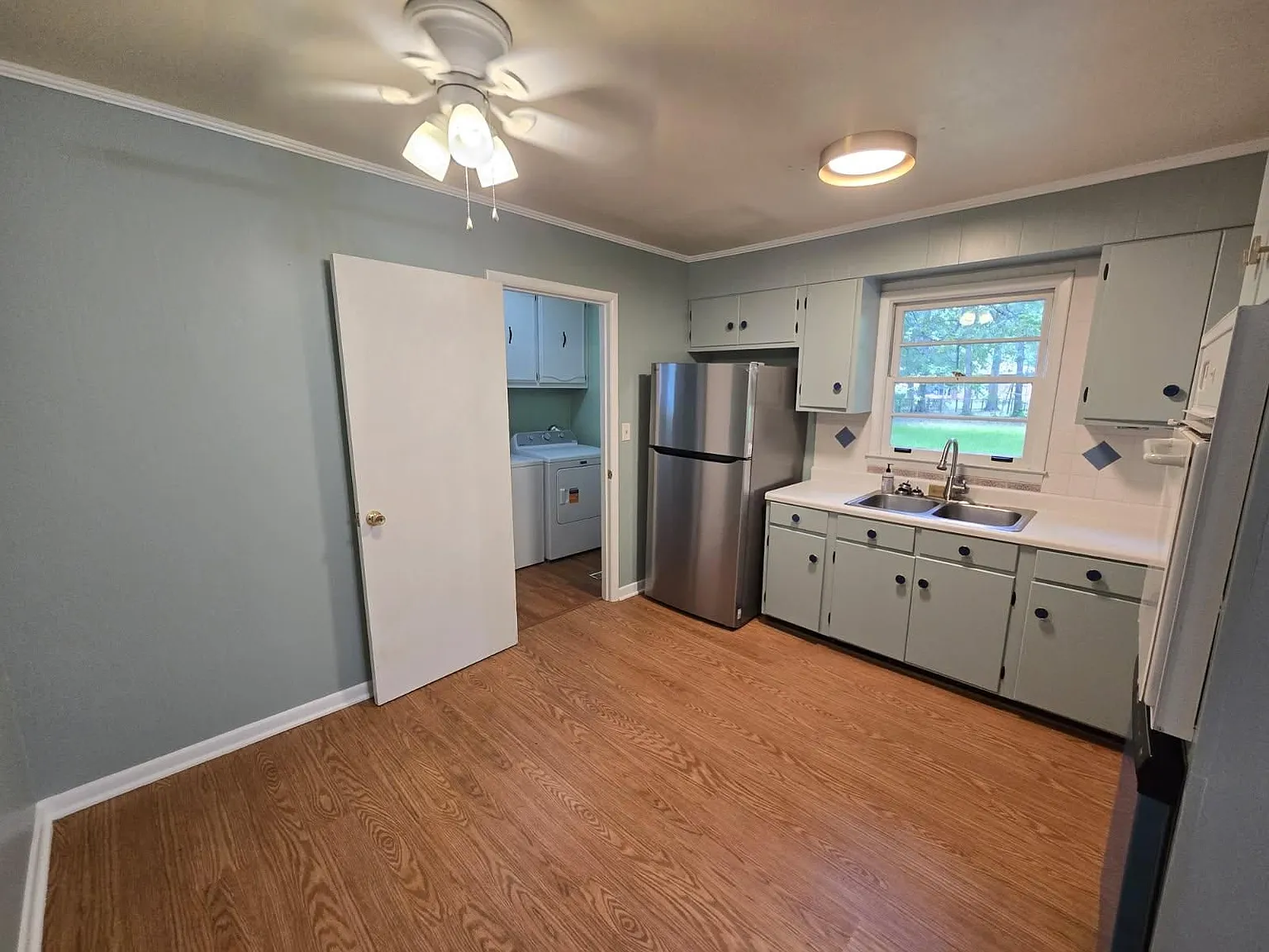 3 bed, 2.0 bath, 1360 sqft, $1,800 — Photo 2