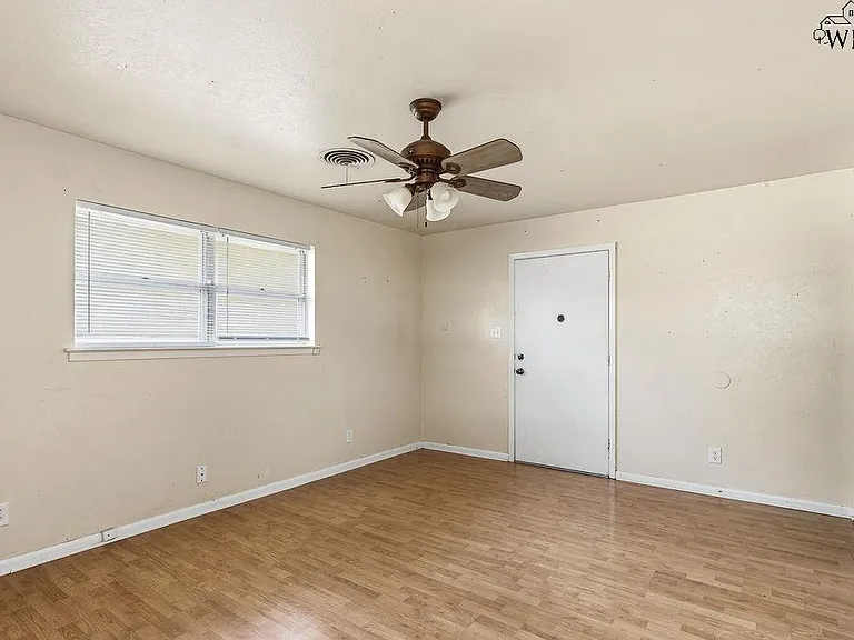 4202 Meadowbrook Dr — Photo 6