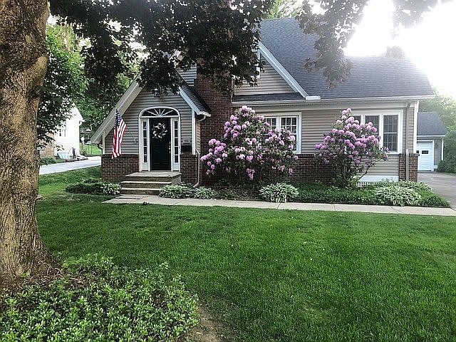 1st image of 932 E High St