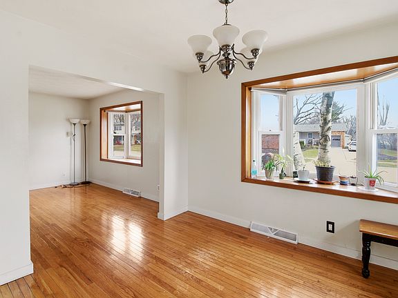 3rd image of 1015 Hollycrest Dr
