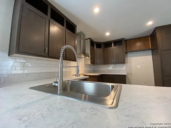 483 MARAVILLAS DR, Pleasanton, TX 78064