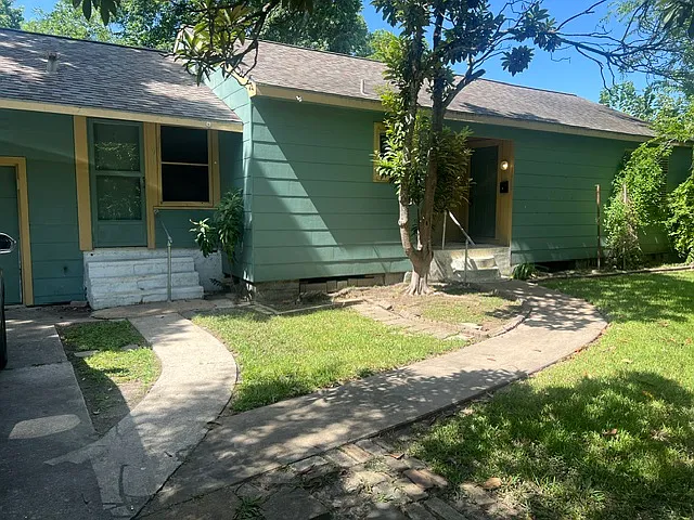 1910 Oaklawn Drive - 1 — Photo 2