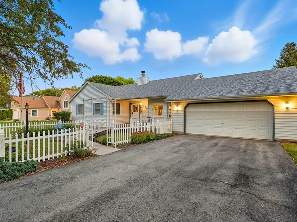 1203 Holiday Dr, Somonauk, IL 60552