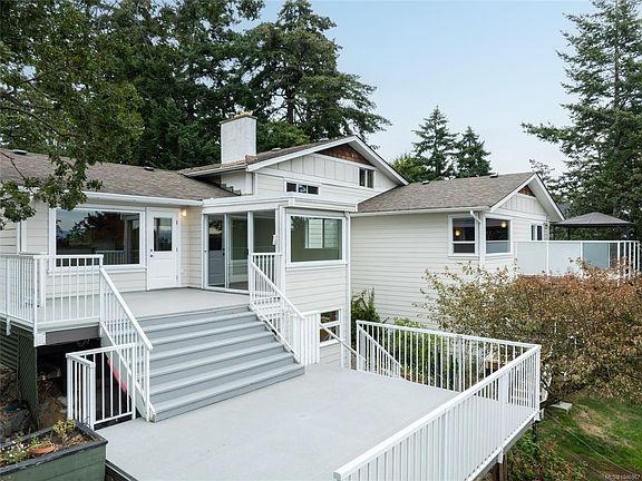 2nd image of 253/255 Heddle Ave
