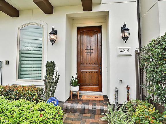 Vistas De Sevilla is a development by the highly respected Intown Homes division of Lovett Homes. Great craftsmanship abounds in the Mediterranean style development with secure drive in gate and private green space within the development.