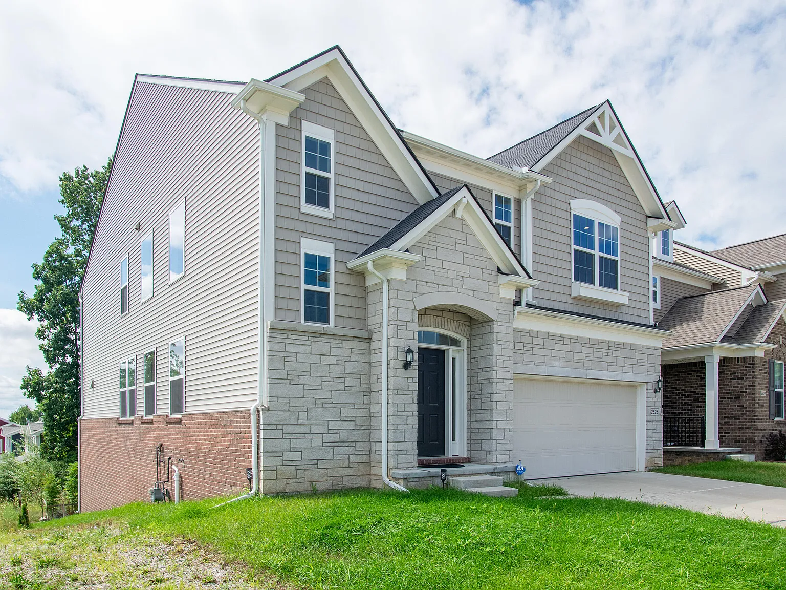 5 bed, 3.0 bath, 3446 sqft, $4,250 — Photo 2