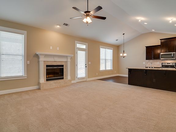 5th image of 271 Tulip Dr