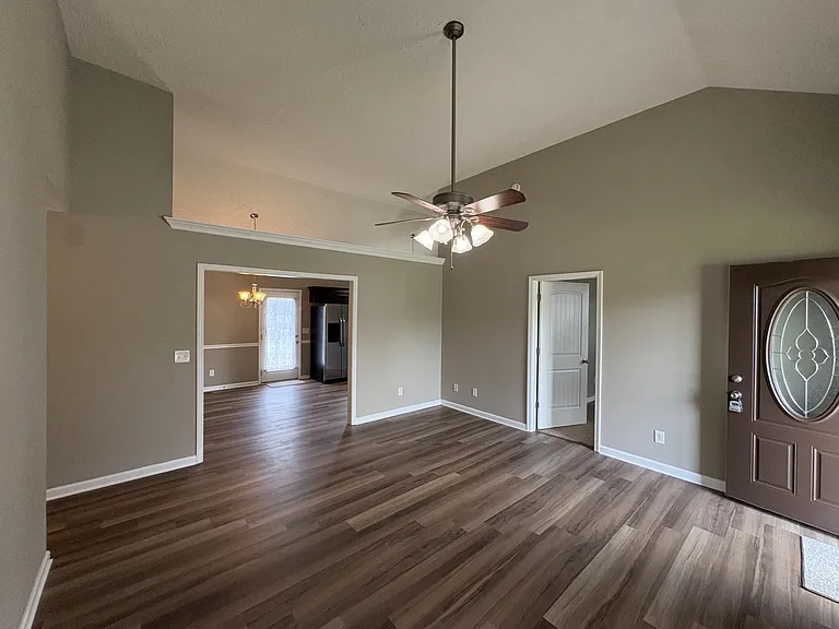 1009 Halverson Dr — Photo 5