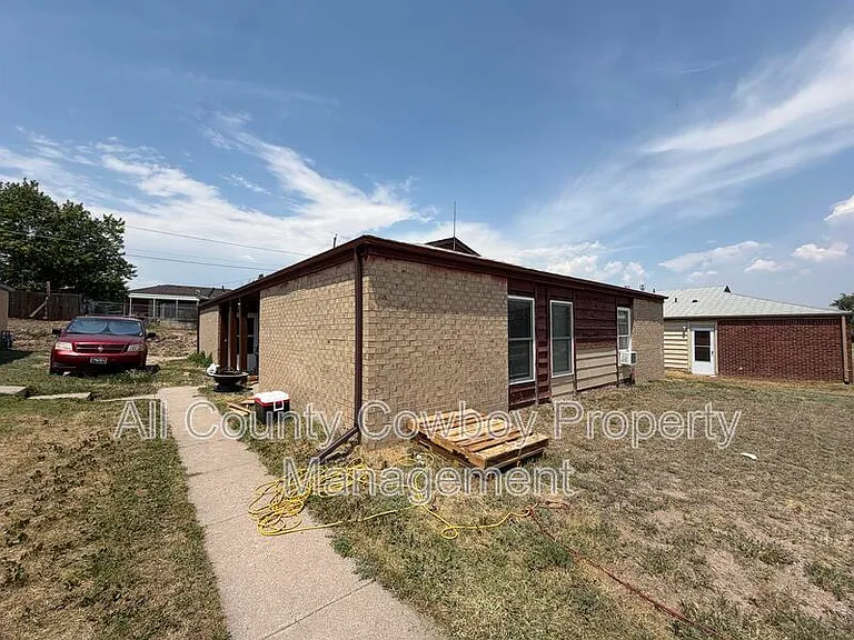 140 S Cribbon Ave — Photo 1