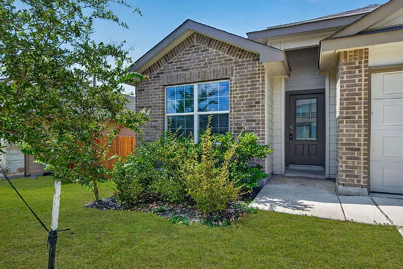 3 bed, 2.0 bath, 1651 sqft, $2,500 — Photo 2