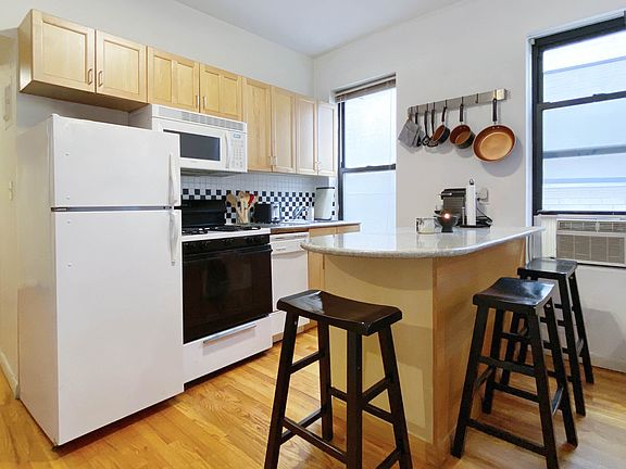 3rd image of 338 E 67th St APT 19
