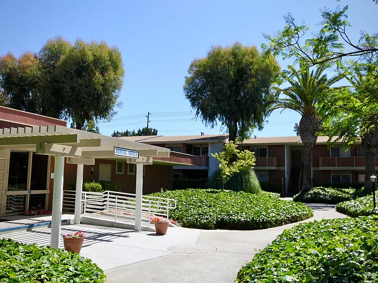 Oakridge Apartments — Photo 7