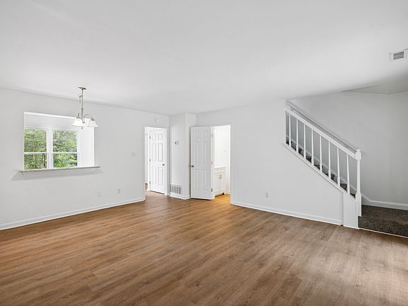 3rd image of 336 Kilarney Dr