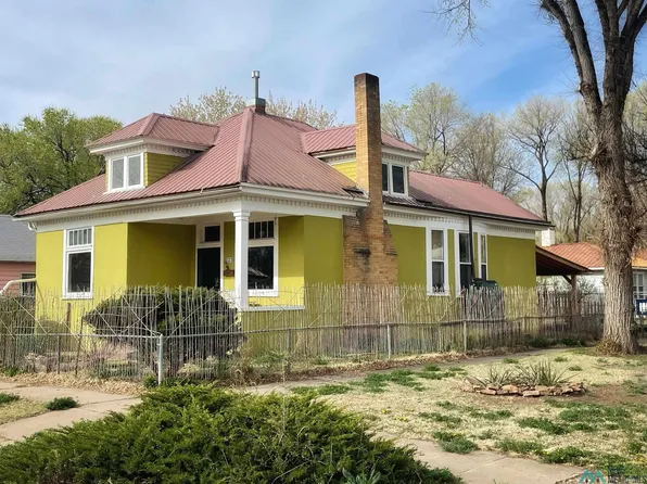 323 10th St, Las Vegas, NM 87701