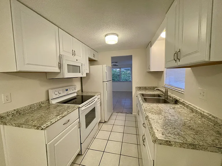 623 Shore Rd — Photo 17