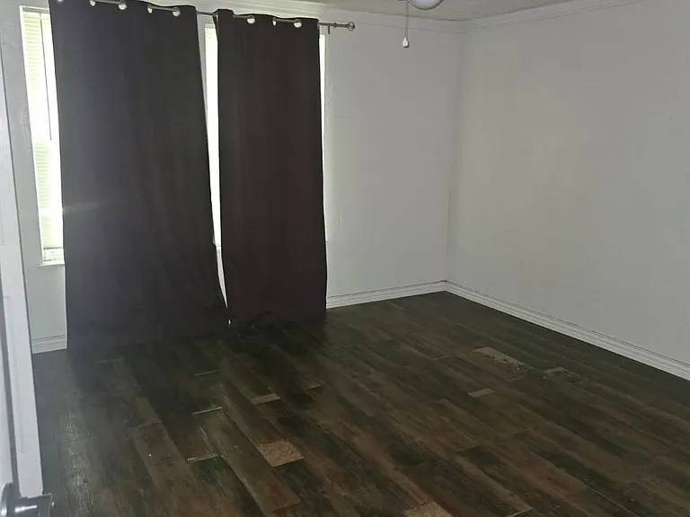 907 Neches St — Photo 17