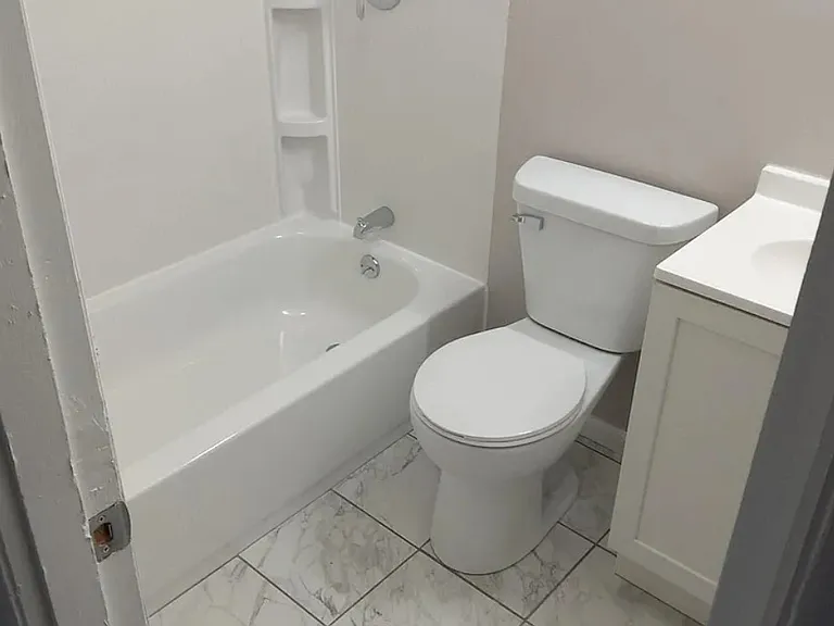 1412 Queens Way — Photo 3