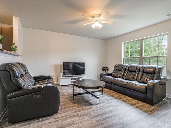5th image of 553 Stockton Way