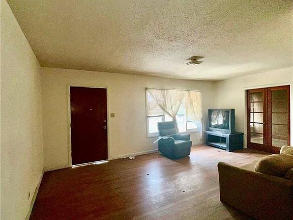3rd image of 708 Redwood Ave