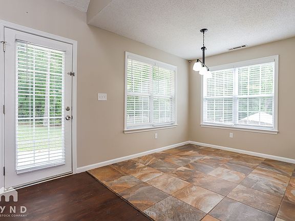 5th image of 2060 Club Bay Dr