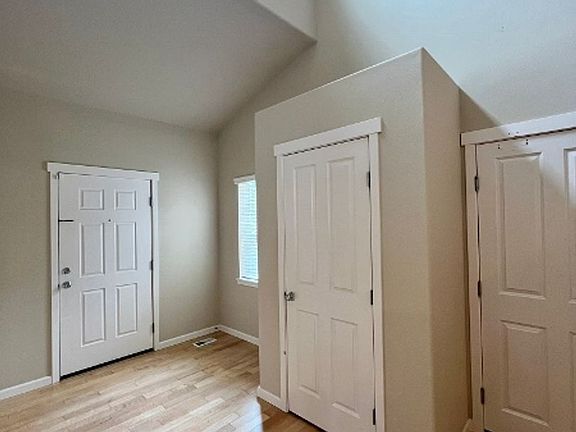 3rd image of 3919 Ingleside Dr SE