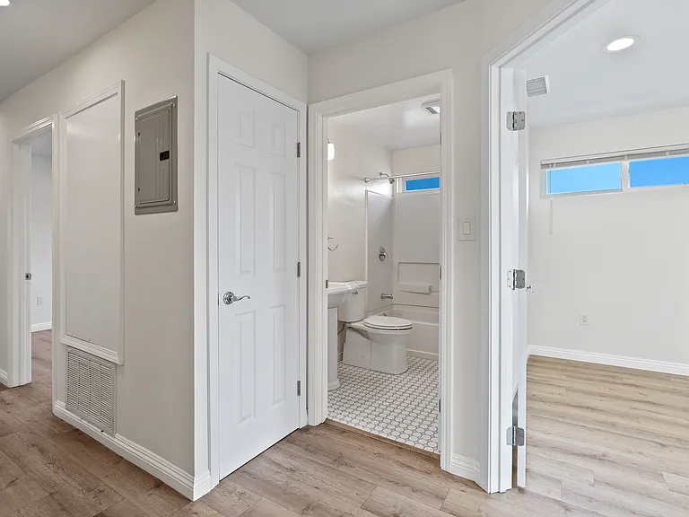 2446 S Dunsmuir Ave — Photo 18