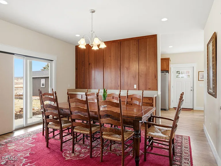 415 E Earl St — Photo 21