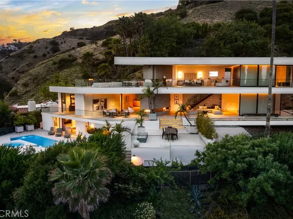 7869 Fareholm Dr, Los Angeles, CA 90046