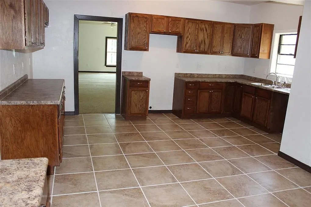 4 bed, 2.5 bath, 3408 sqft, $1,500 — Photo 3