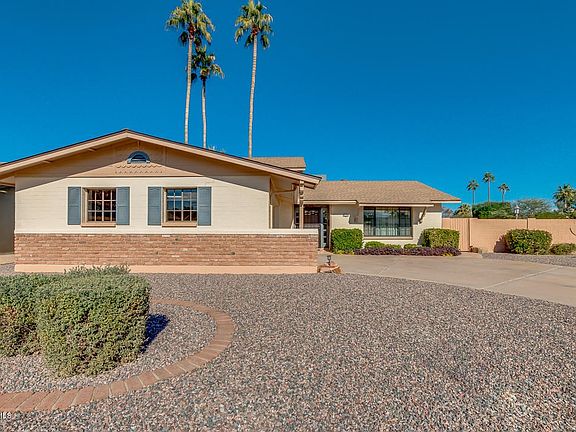 INVITING CURVED ENTRANCE