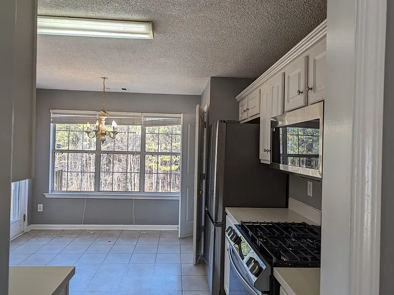 705 Dover Ct — Photo 8