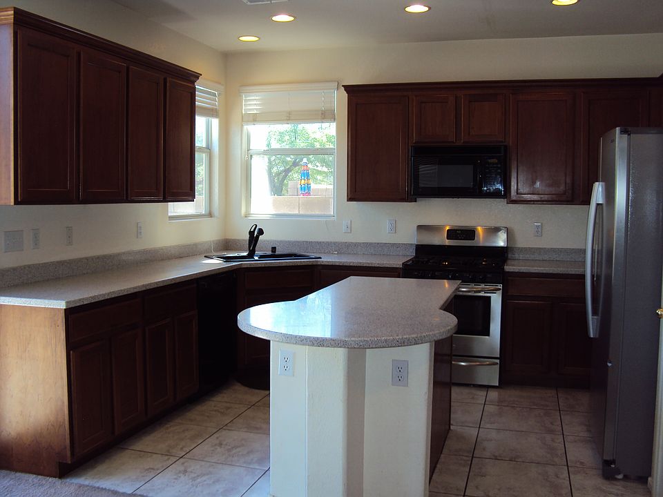 bright kitchen w/large islan