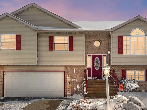 696 Admiral Dr, Porter, IN 46304