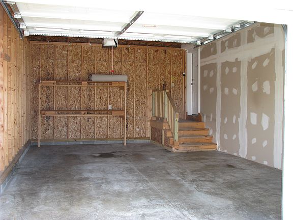 1 1/2 Car Garage 