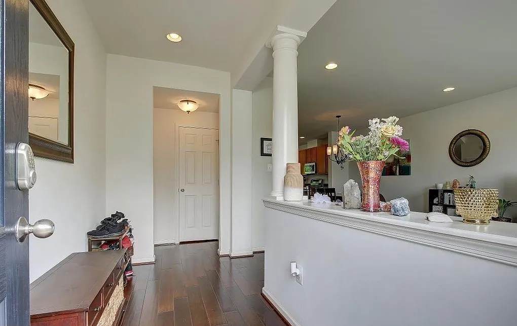 4 bed, 2596 sqft, $3,275 — Photo 2