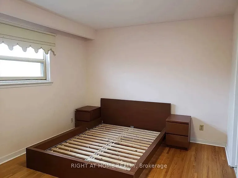 1010 Bloor St — Photo 7