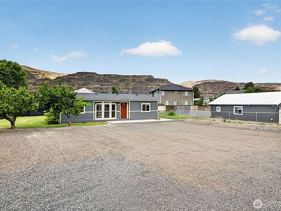 2nd image of 898 Hunter Avenue SW