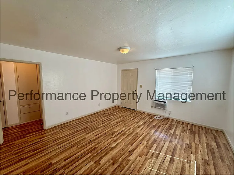 Woodrow Ave 720 — Photo 2