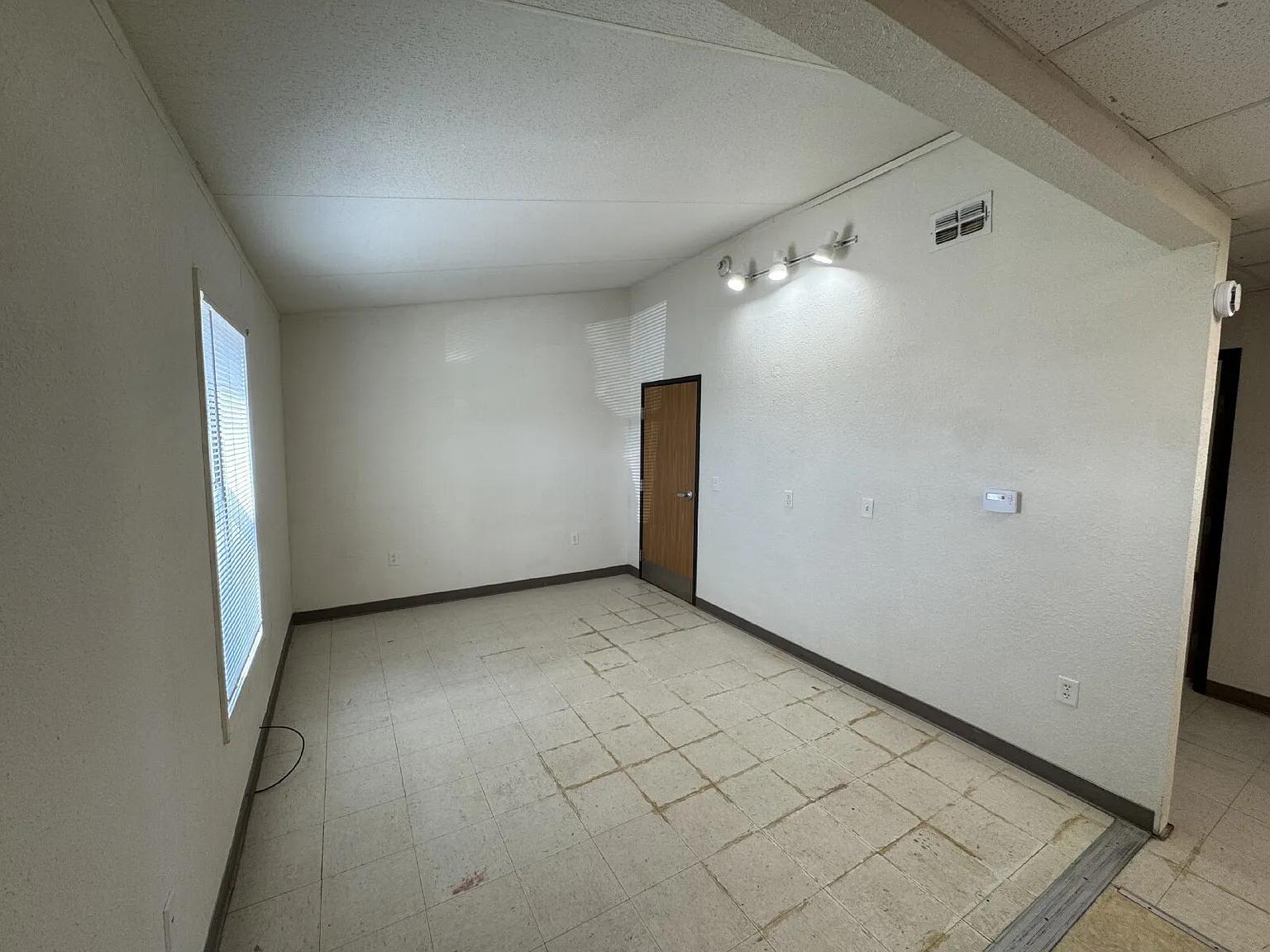 2 bed, 1.0 bath, 750 sqft, $700 — Photo 2