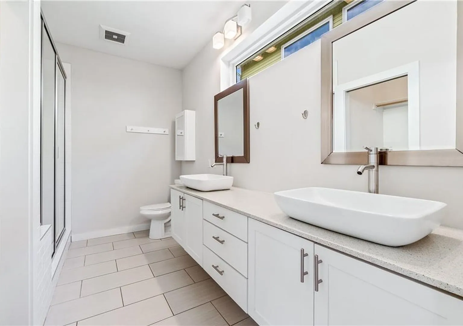 Modern Oasis in Fayetteville: 4 Bed, 2.5 Bath with Bright, Open Spaces — Photo 4