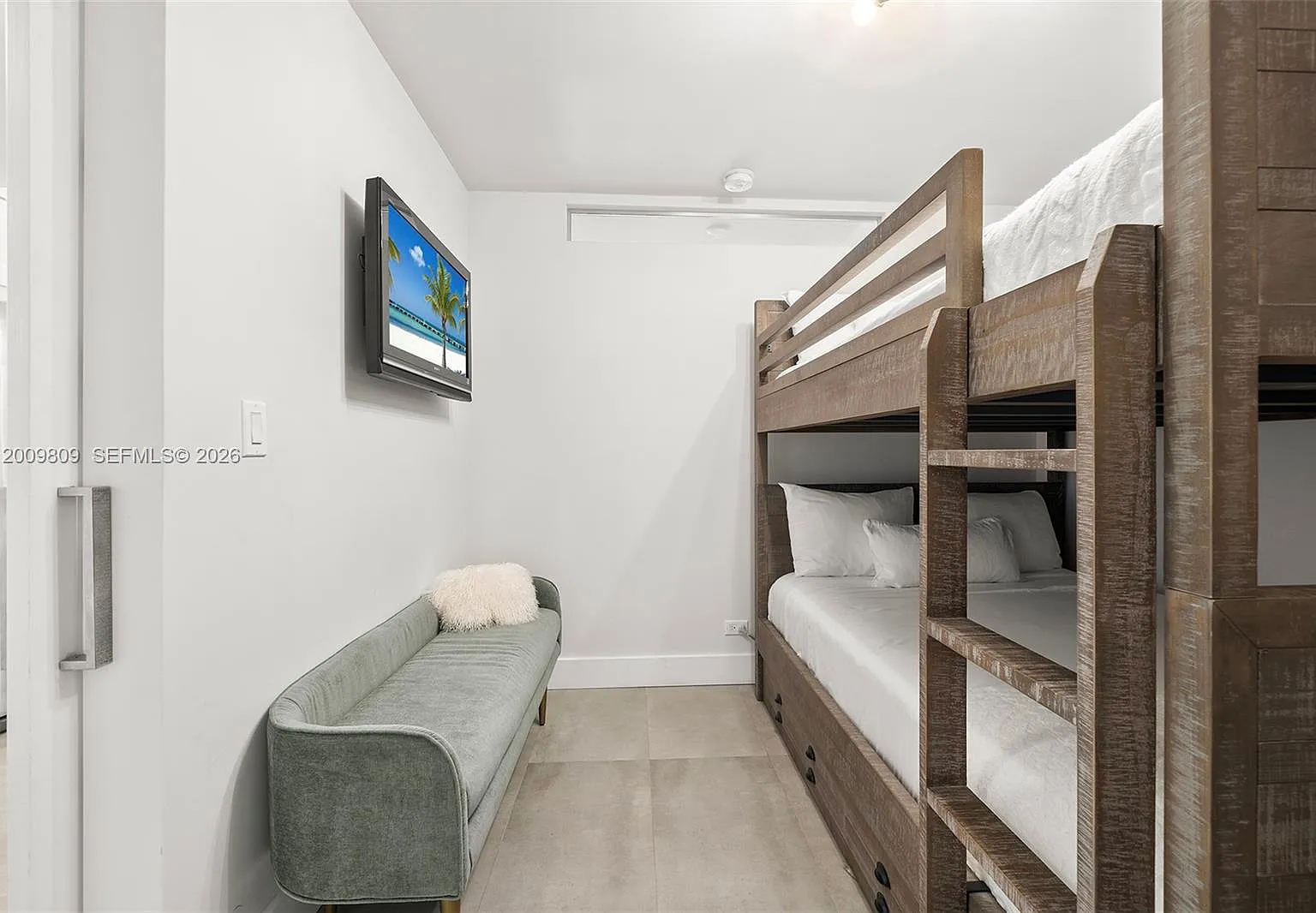 Roney Palace Condo — Photo 4