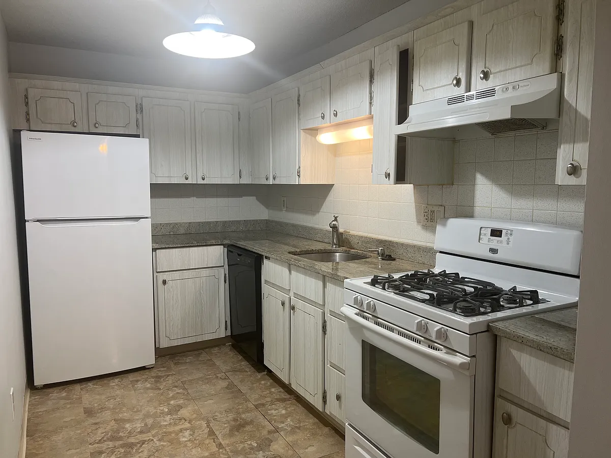 Kitchen with granite countertops and newer appliances. Plenty of cupboard storage space - 7 Greenbriar Dr