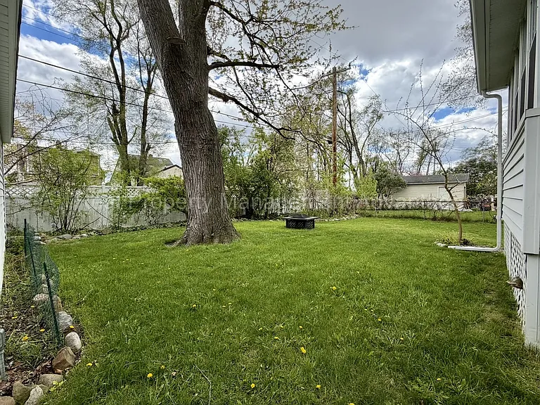 1330 E Chesterfield St — Photo 32