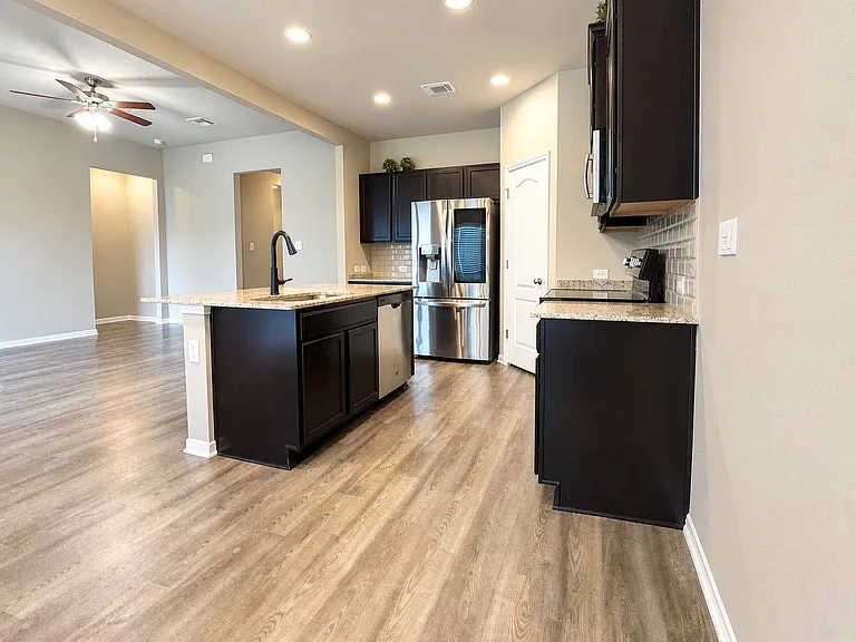 2210 Hayes St — Photo 14
